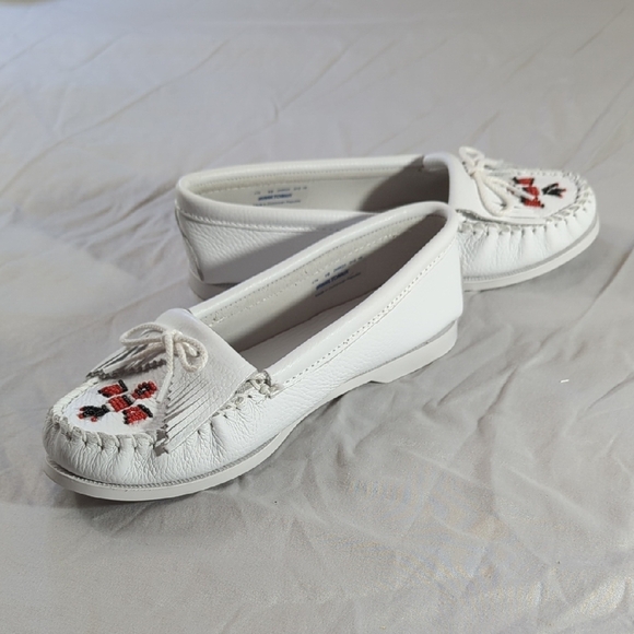 NEW Minnetonka White Moccasins with Red Accents - Picture 10 of 16